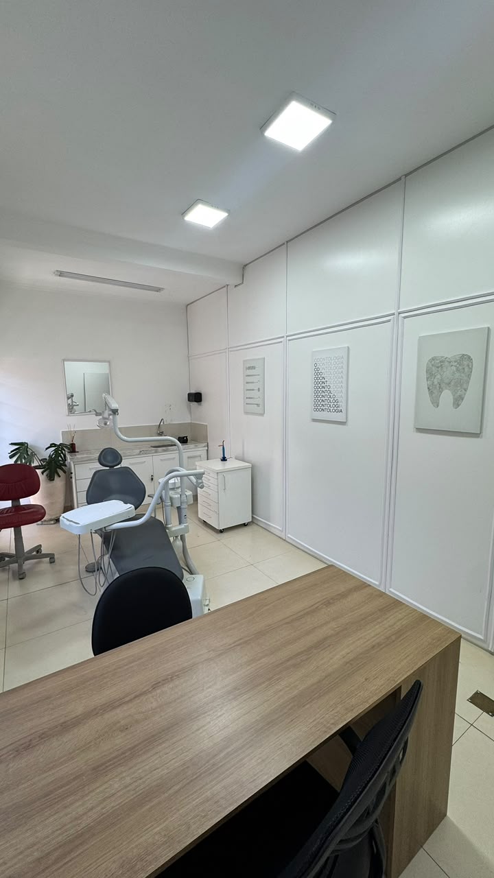 Ambiente clínico do Instituto Dornelas com equipamentos odontológicos