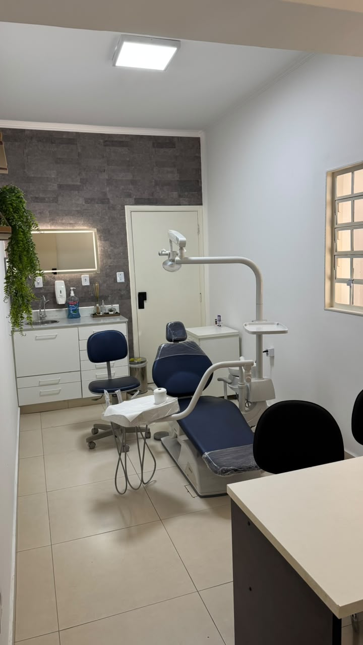 Consultório do Instituto Dornelas em Franca-SP, com cadeira odontológica e estrutura moderna